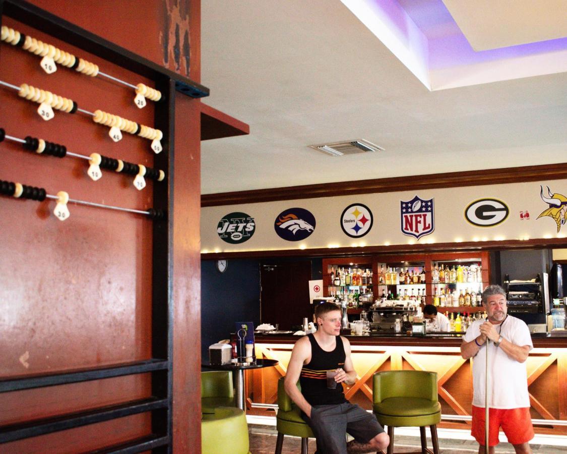 Grand Sunset Princess Playa del Carmen Luaran gambar The bar at the Hard Rock Cafe in Cancun, Mexico