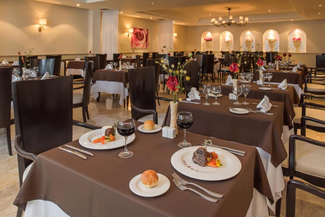 Grand Sunset Princess Playa del Carmen Luaran gambar A restaurant at a resort