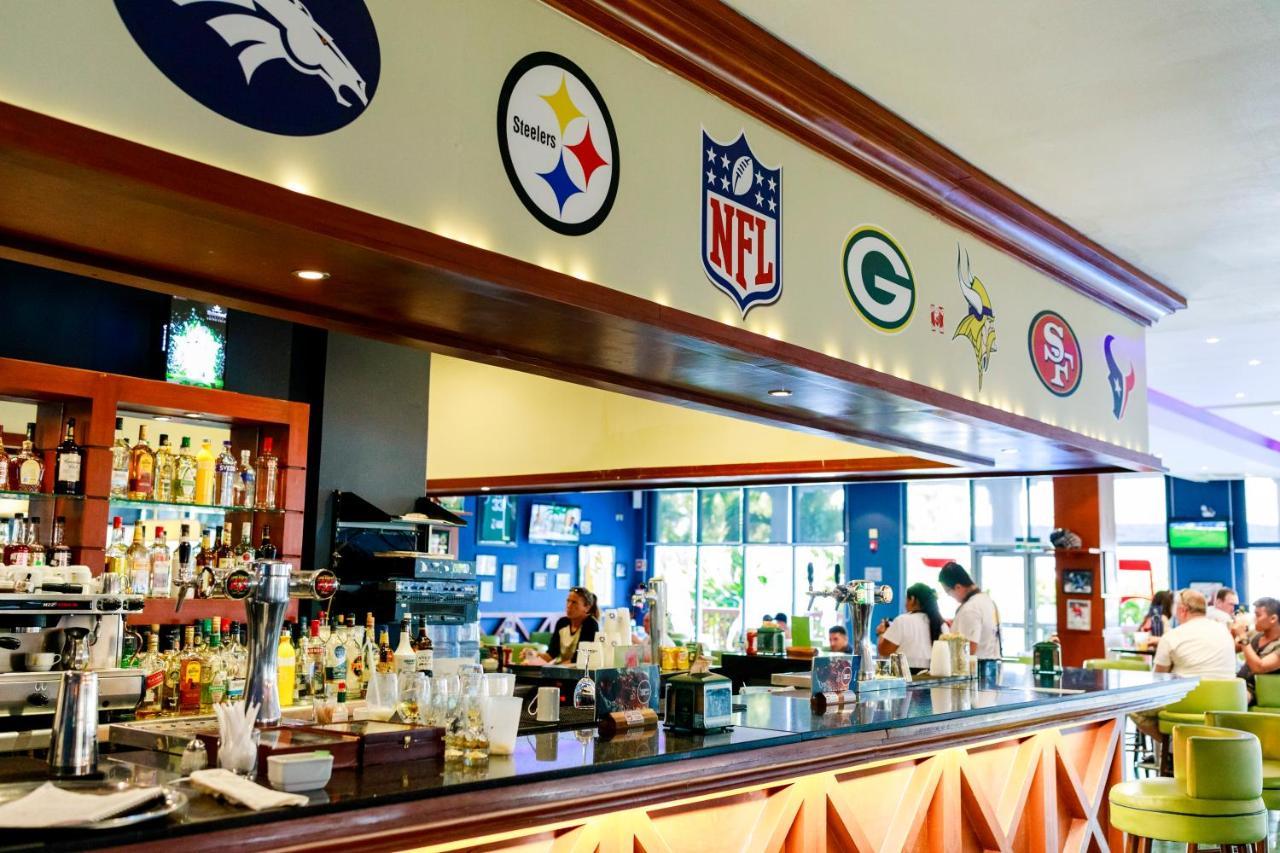 Grand Sunset Princess Playa del Carmen Luaran gambar The bar at the NFL Experience