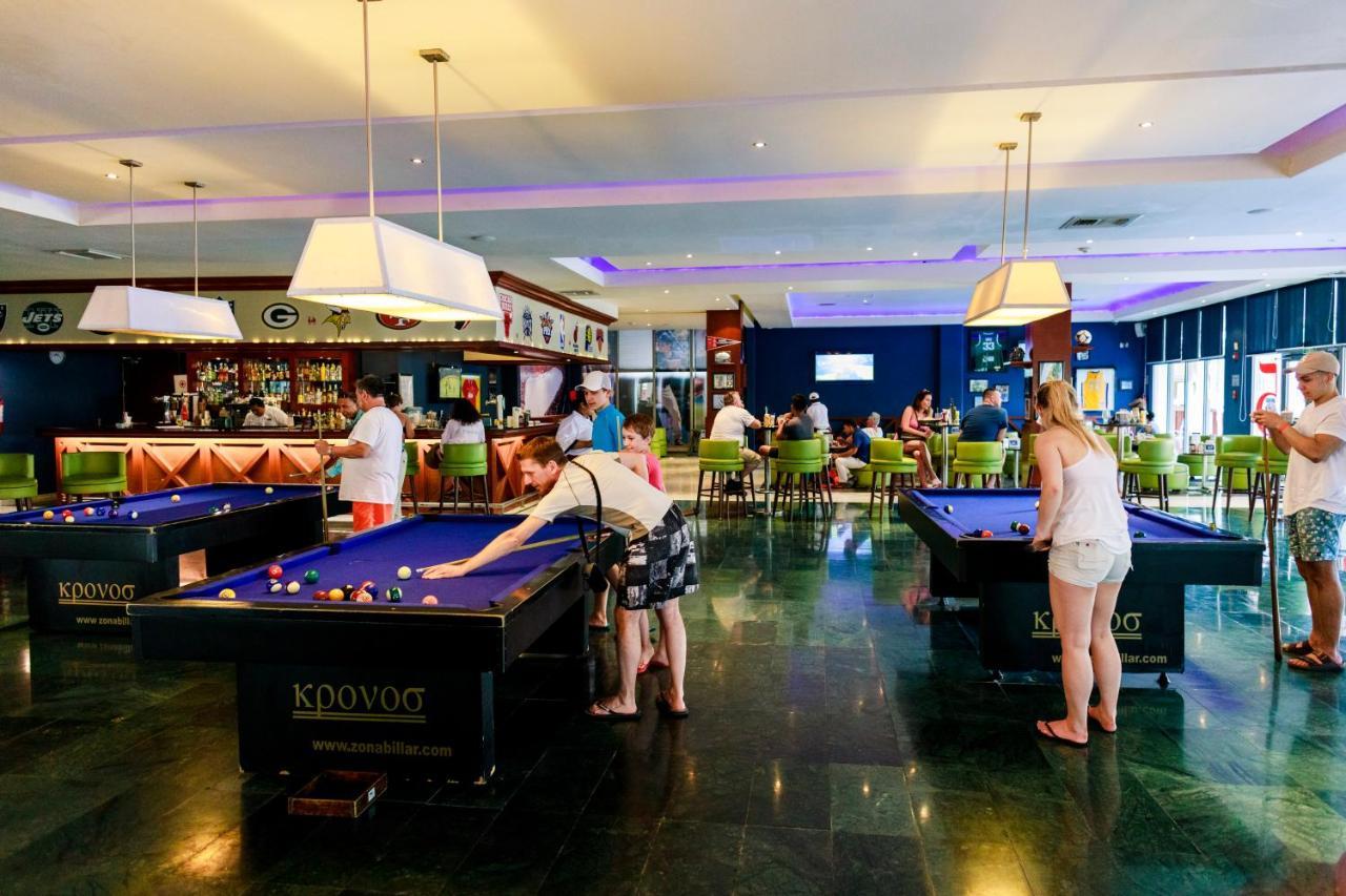 Grand Sunset Princess Playa del Carmen Luaran gambar The pool table at the bar