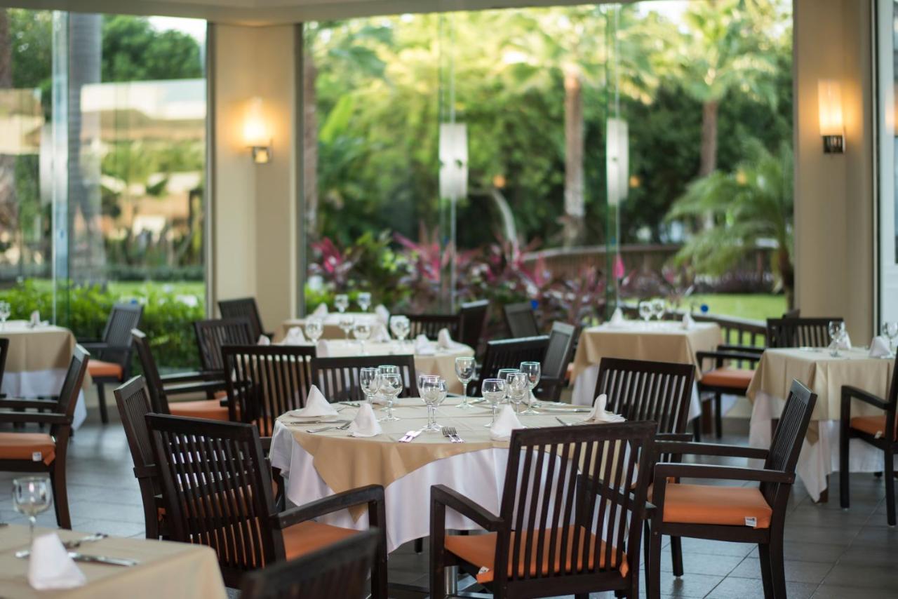 Grand Sunset Princess Playa del Carmen Luaran gambar The restaurant at the Four Seasons