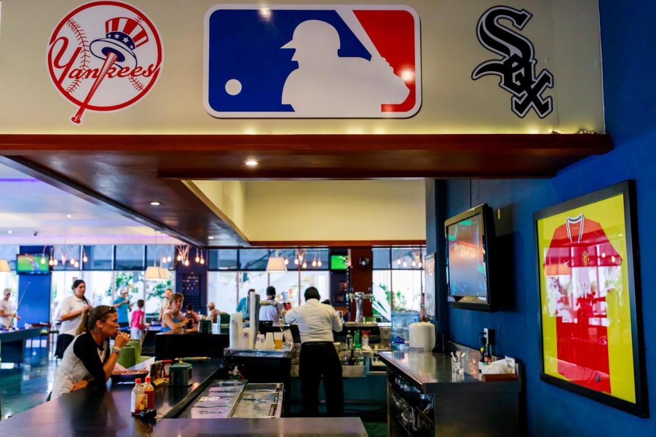 Grand Sunset Princess Playa del Carmen Luaran gambar Interior of a typical MLB-themed restaurant