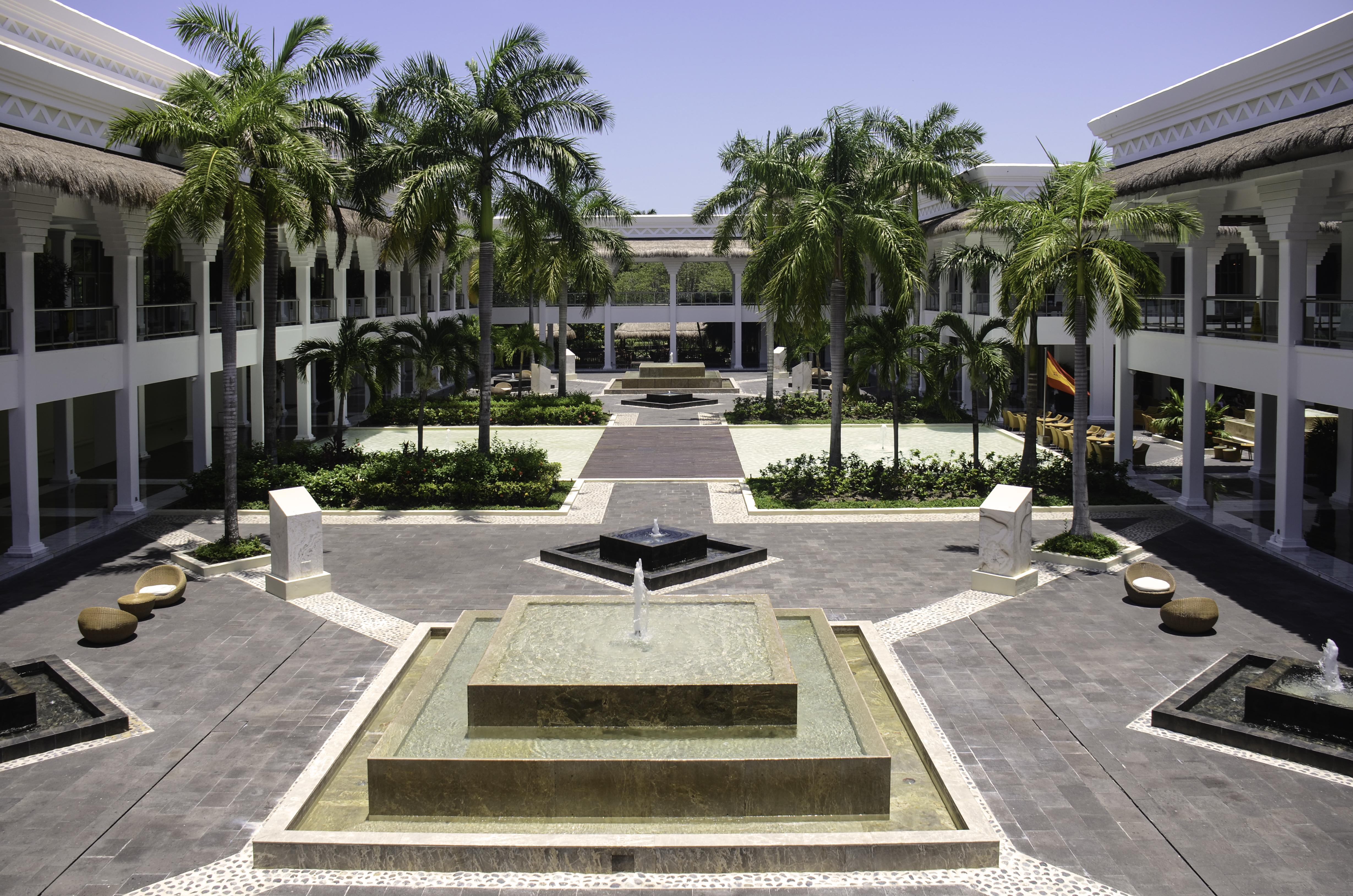 Grand Sunset Princess Playa del Carmen Luaran gambar Fountain at the center of the resort