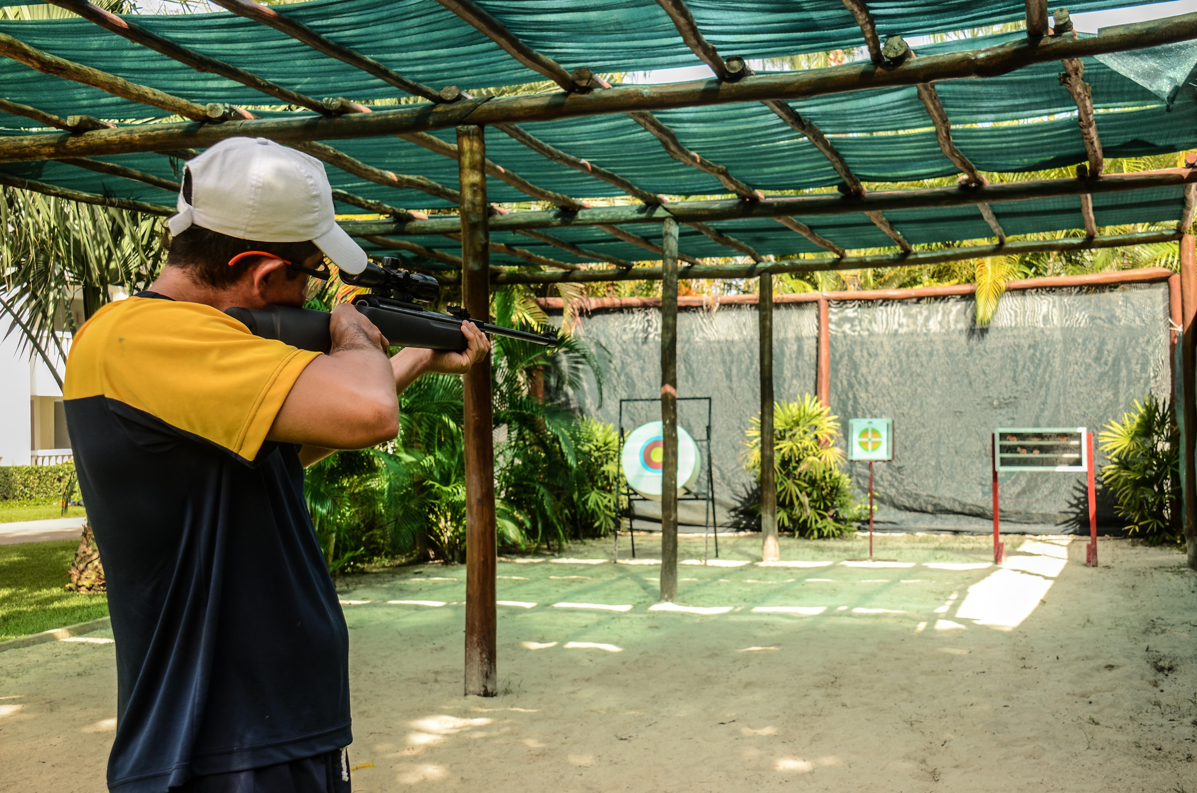 Grand Sunset Princess Playa del Carmen Luaran gambar A man shooting a rifle at a target